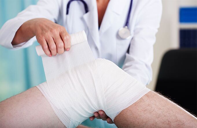 The doctor bandaged the knee joint with arthritis